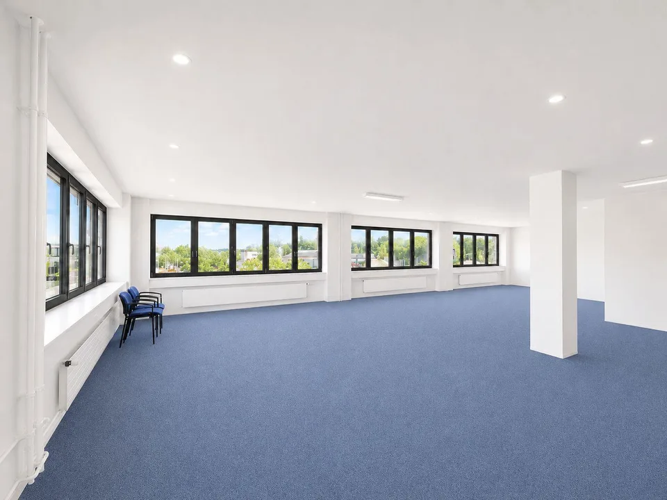 Ganzer Gebäudeteil und ca. 1'500 m² Aussenfläche verfügbar! – foto 7 di 15