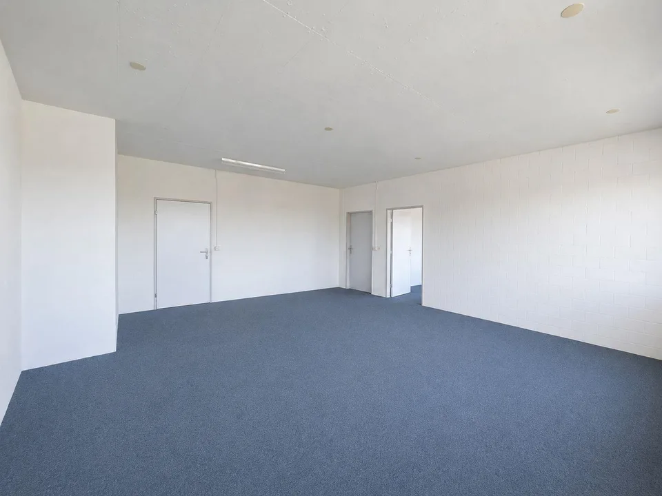 Ganzer Gebäudeteil und ca. 1'500 m² Aussenfläche verfügbar! – foto 9 di 15