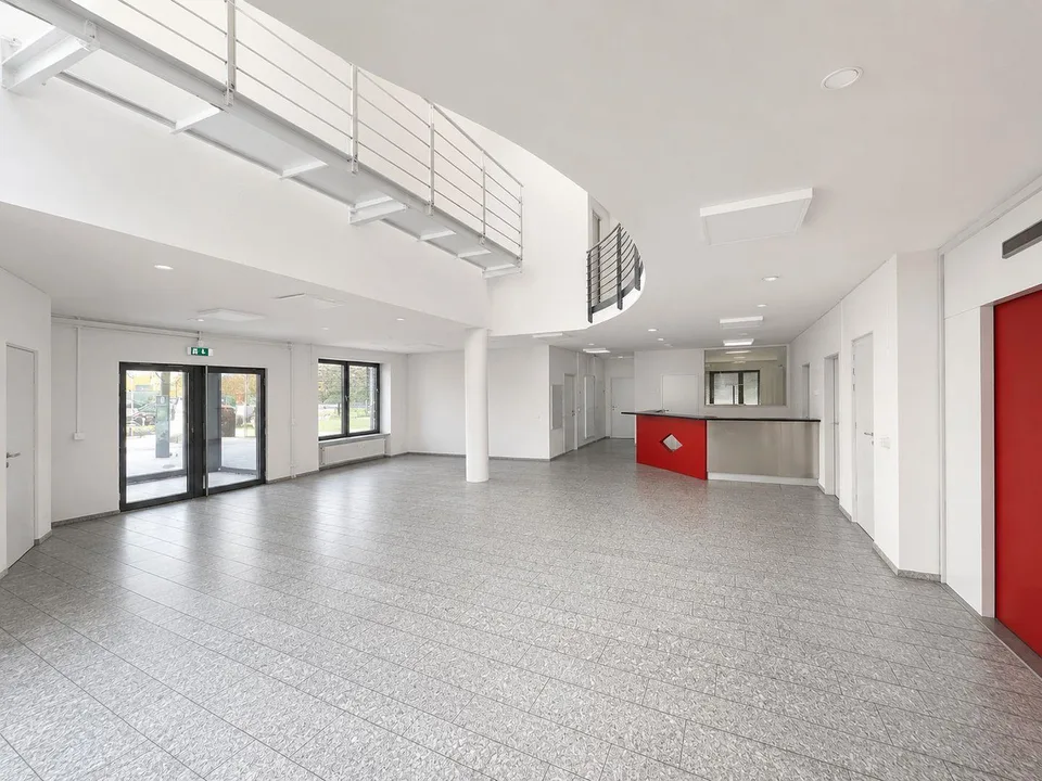 Ganzer Gebäudeteil und ca. 1'500 m² Aussenfläche verfügbar!