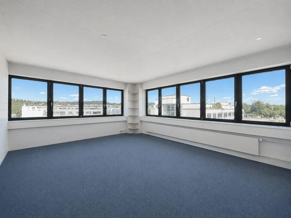 Ganzer Gebäudeteil und ca. 1'500 m² Aussenfläche verfügbar!