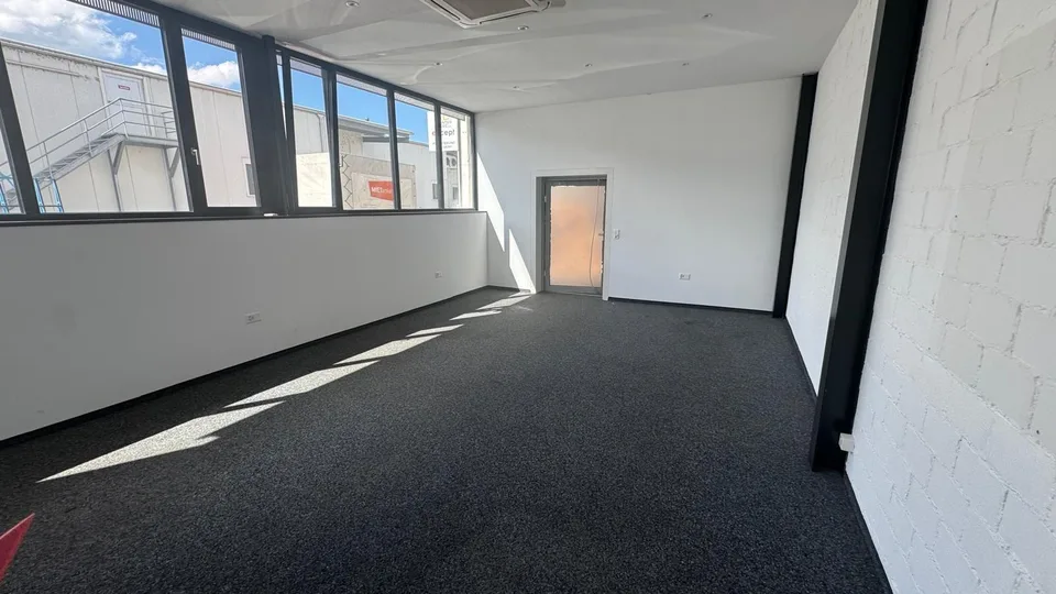 Büro- und Gewerbefläche im Erdgeschoss zu vermieten