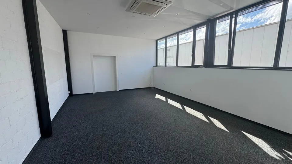Büro- und Gewerbefläche im Erdgeschoss zu vermieten