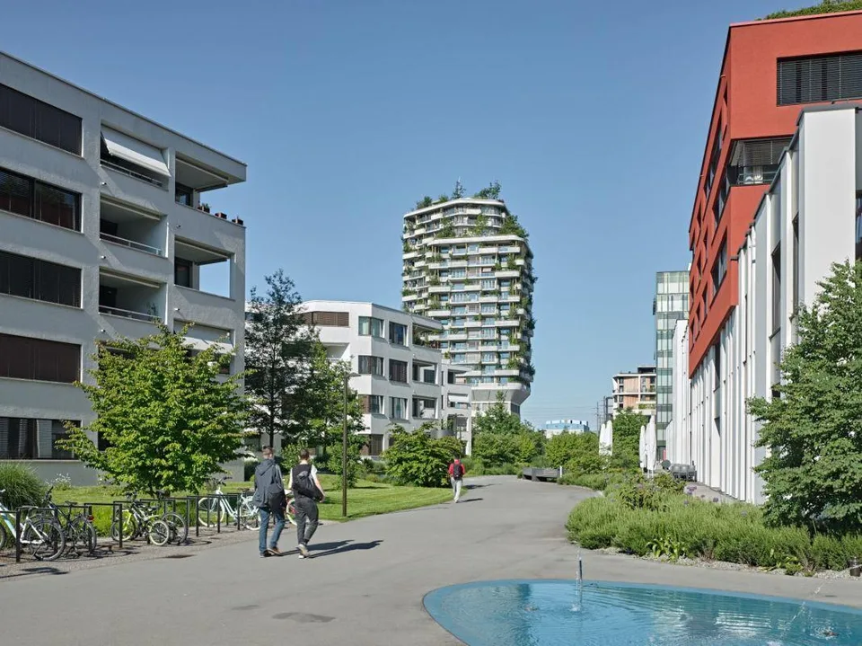 Arbeiten mit Weitblick: Ausgebaute Bürofläche im Gartenhochhaus Agl...