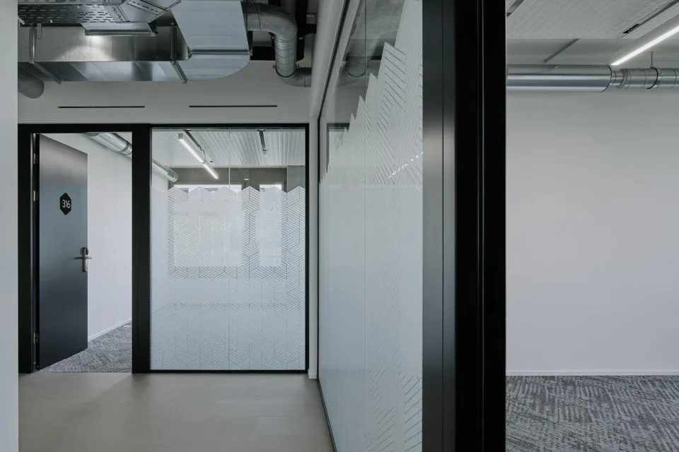 Arbeiten mit Weitblick: Ausgebaute Bürofläche im Gartenhochhaus Agl... – Foto 11 von 17