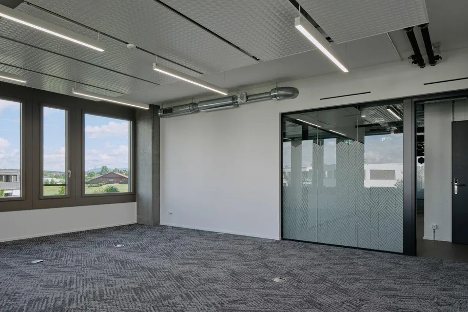 Arbeiten mit Weitblick: Ausgebaute Bürofläche im Gartenhochhaus Agl... – Foto 10 von 17