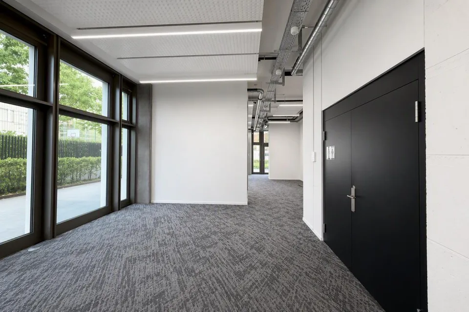 Arbeiten mit Weitblick: Ausgebaute Bürofläche im Gartenhochhaus Agl... – Foto 15 von 17