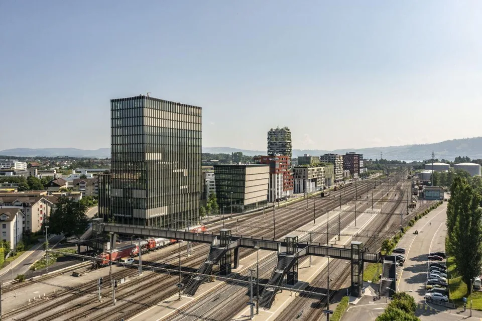 Arbeiten mit Weitblick: Ausgebaute Bürofläche im Gartenhochhaus Agl...