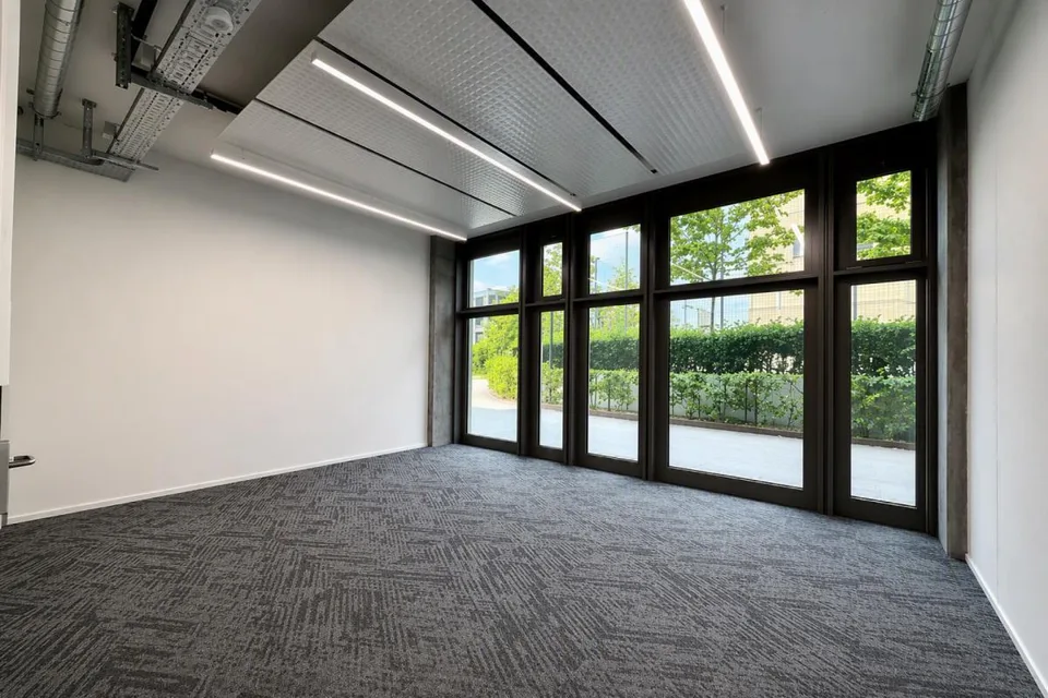 Arbeiten mit Weitblick: Ausgebaute Bürofläche im Gartenhochhaus Agl... – Foto 14 von 17
