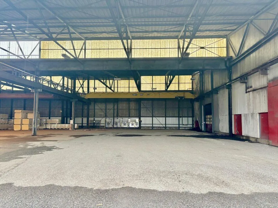 A louer de 180 à 8500 m2: HALLES ; BUREAUX; TERRAINS nus et COUVERT...
