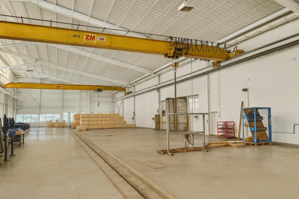 A louer de 180 à 8500 m2: HALLES ; BUREAUX; TERRAINS nus et COUVERT...