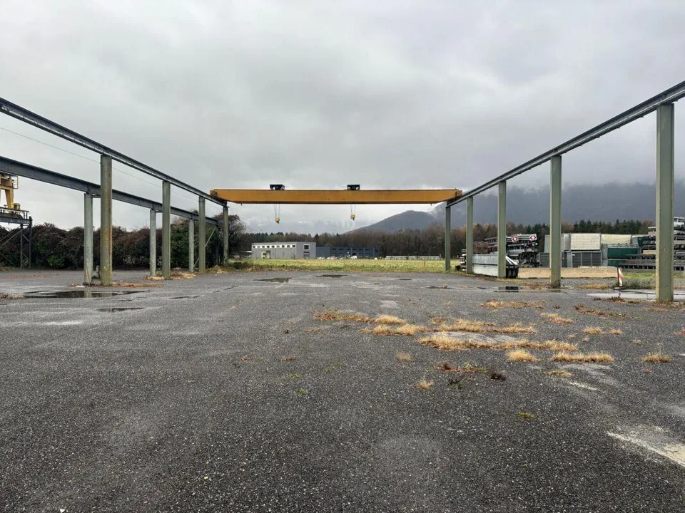 A louer de 180 à 8500 m2: HALLES ; BUREAUX; TERRAINS nus et COUVERT...