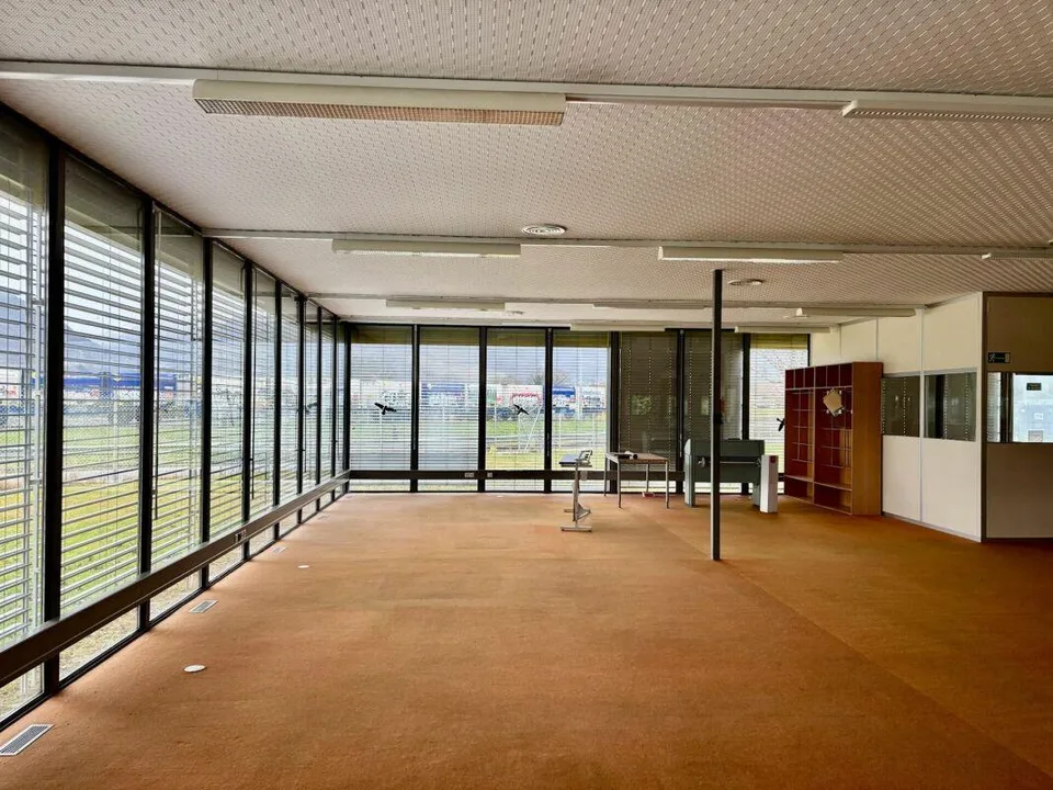 A louer: divers LOCAUX commerciaux, HALLS, TERRAINS nus et COUVERTS...