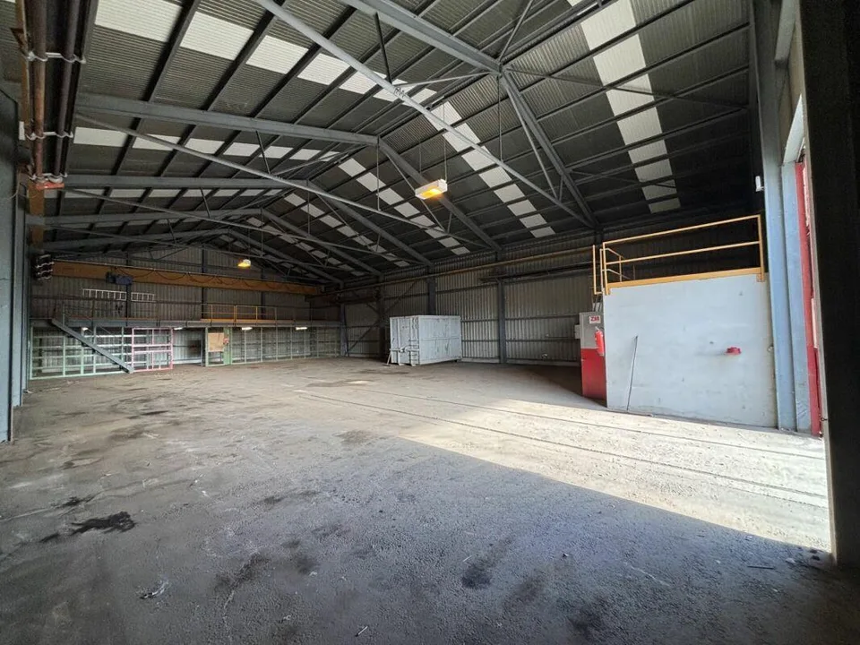 A louer: divers LOCAUX commerciaux, HALLS, TERRAINS nus et COUVERTS...