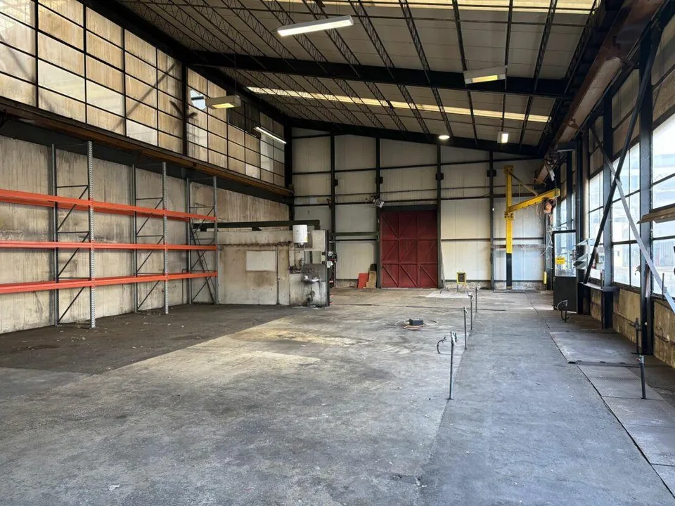 A louer: plusieurs halles, stocks, dépots, ateliers, production de ...