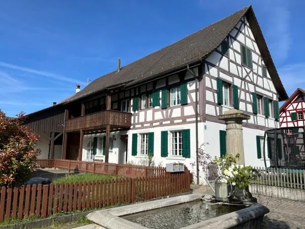 4.5 Zimmer Wohnung im 2-Familien-Haus mit Garten und Sitzplatz