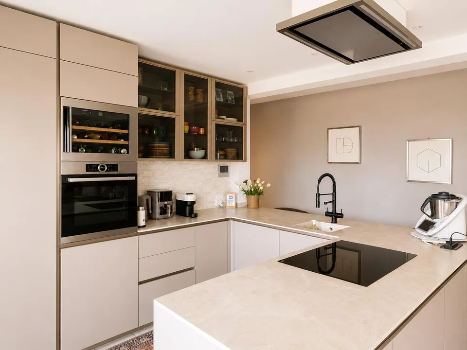 ESCLUSIVO APPARTAMENTO 4.5 ARREDATO CON VISTA LAGO AD AGRA