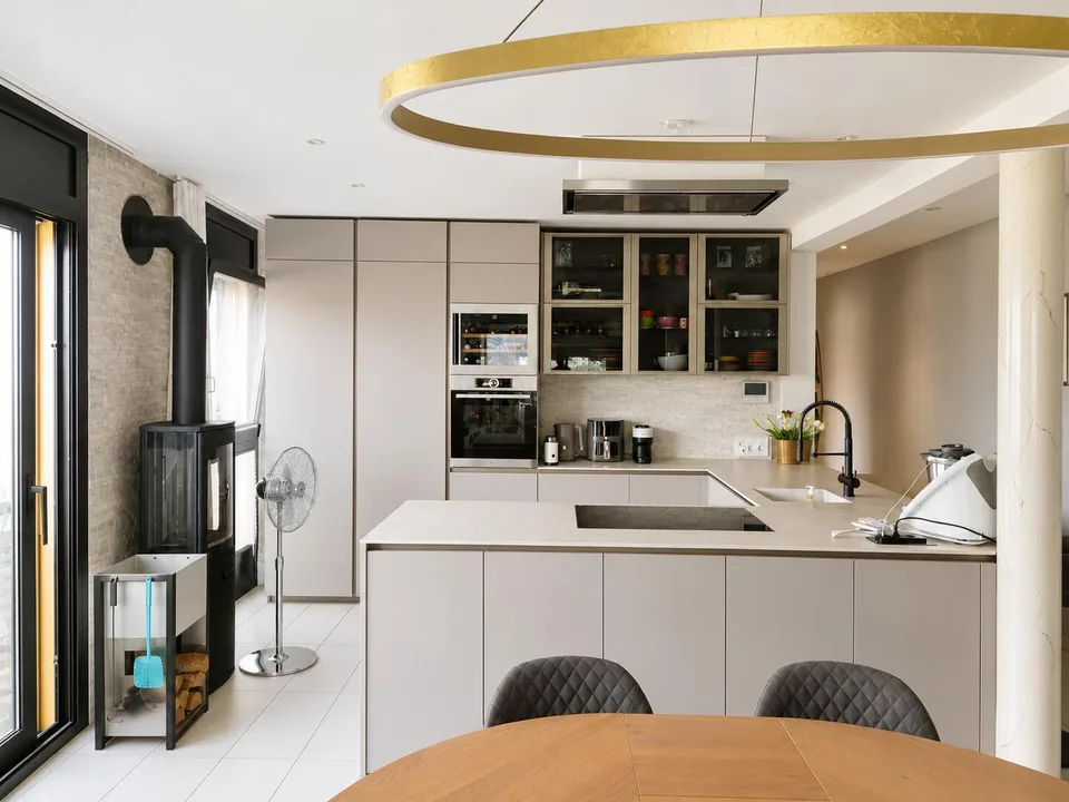 ESCLUSIVO APPARTAMENTO 4.5 ARREDATO CON VISTA LAGO AD AGRA