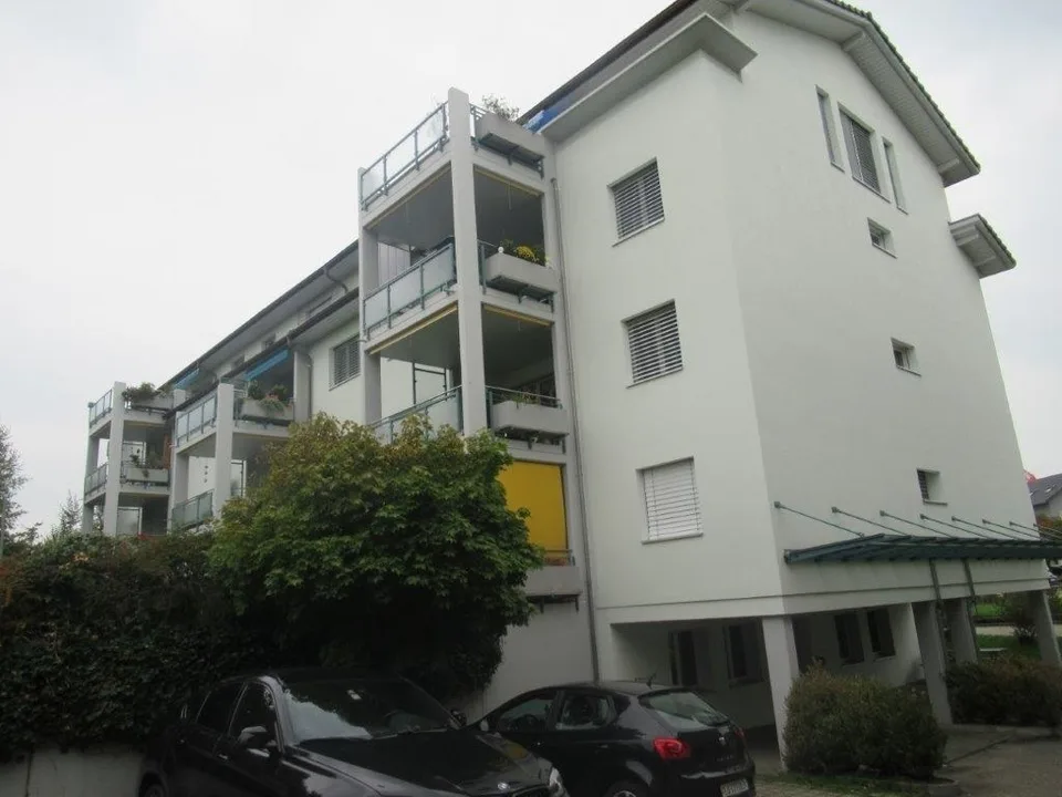 Grosszügige + sonnige 4 1/2 Zimmerwohnung mit attraktiver Miete