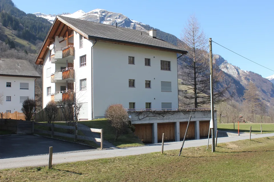 Gemütliche und günstige 3 1/2 Zimmer-Wohnung im Ferienort Elm