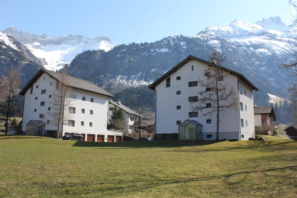 Gemütliche und günstige 3 1/2 Zimmer-Wohnung im Ferienort Elm