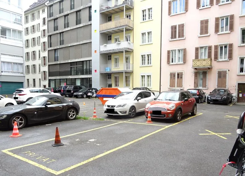 Zentraler Parkplatz in Innenhof