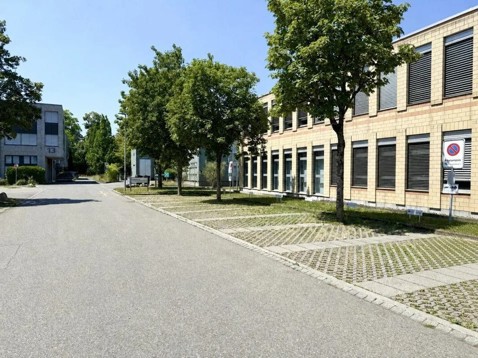 Zentrale Einstellhallen- und Aussenparkplätze