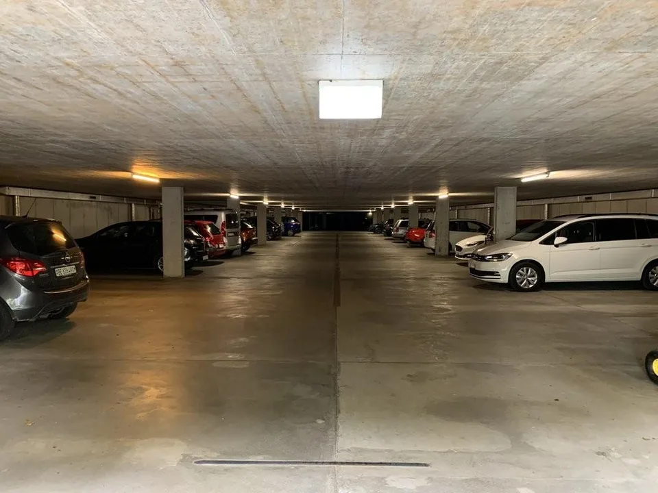 Einstellhallenplatz in Belp