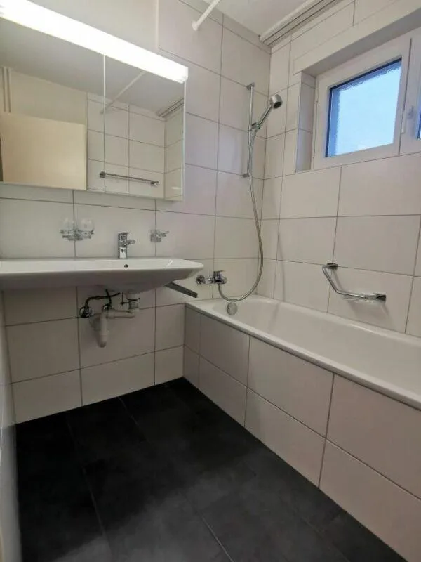 Renovierte 3.5 Zimmer Wohnung, mit moderner Küche und Badezimmer. A...
