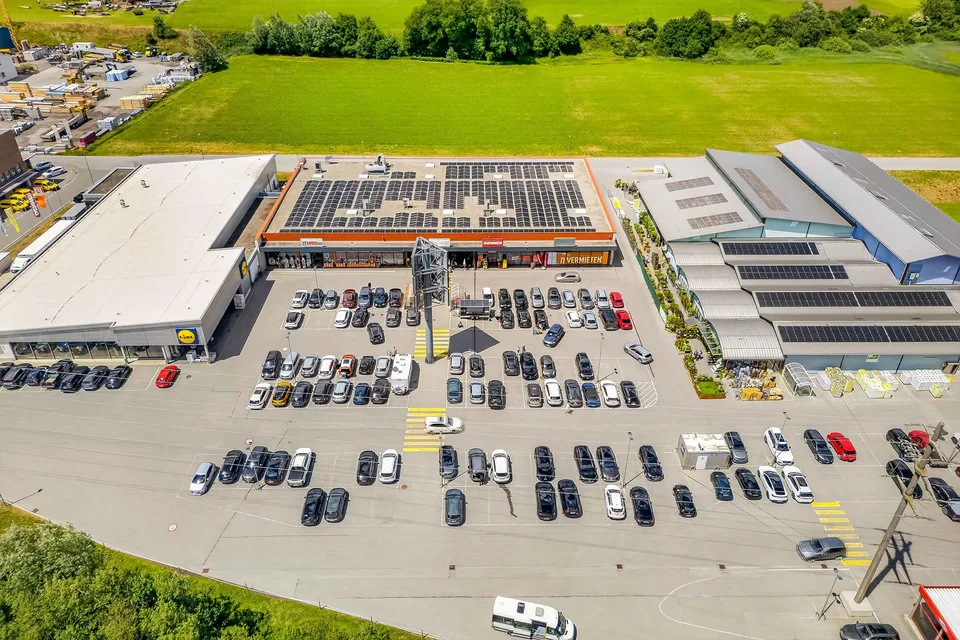 Attraktives Ladenlokal in der Gewerbezone Isla Schluein, nahe Ilanz