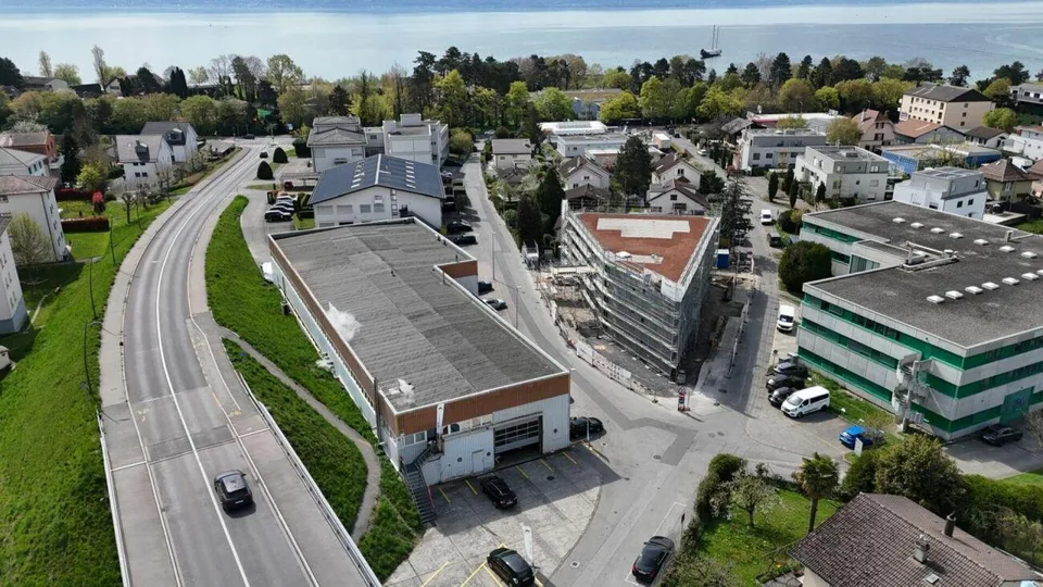 3 surfaces de 356 m2 par étage (rez + 1er + 2è étage), total 1'068 m2 – Foto 7 von 9