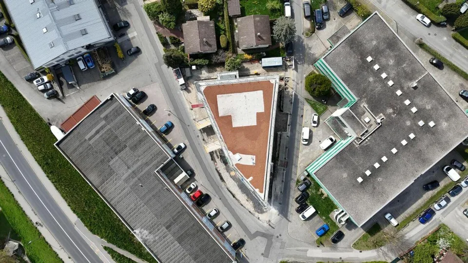 3 surfaces de 356 m2 par étage (rez + 1er + 2è étage), total 1'068 m2 – Foto 8 von 9