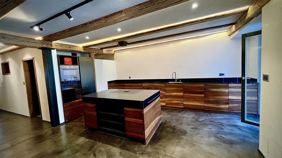Altstadt Neu 3 1/2 Zi-Wohnung 1.OG 120m2 + 60m2 Terrasse mit Brunnen