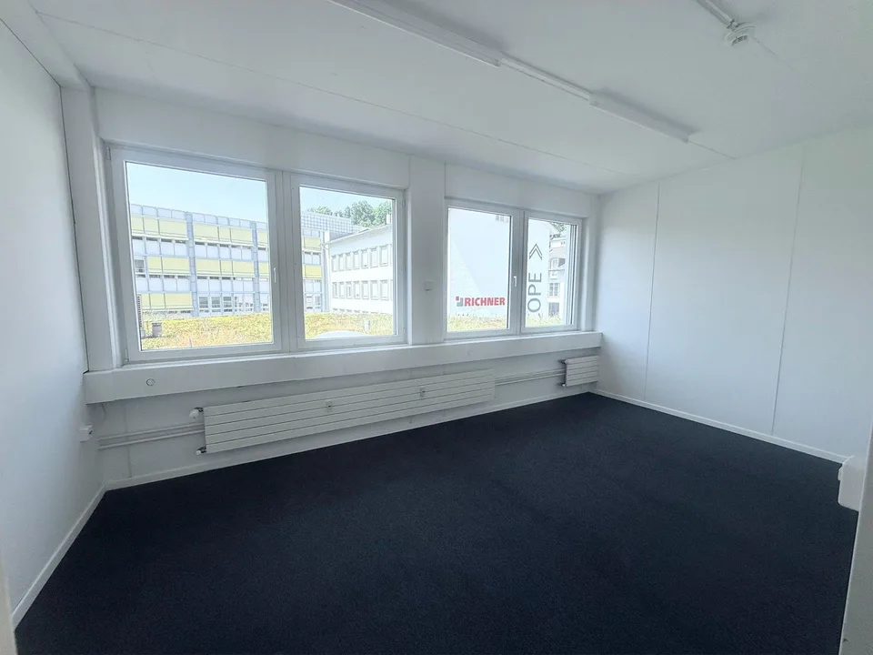 Lichtdurchflutete Bürofläche in Schaffhausen