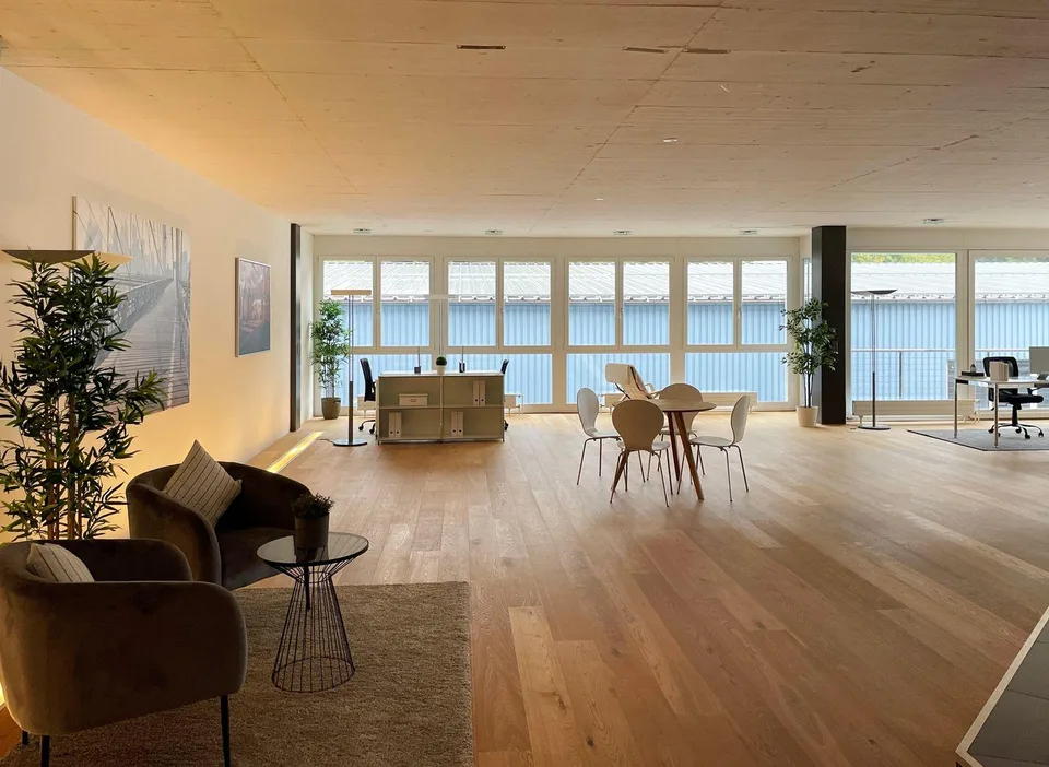 Helle Büro-/Gewerbefläche mit Sitzungszimmer, Küche und Nasszelle