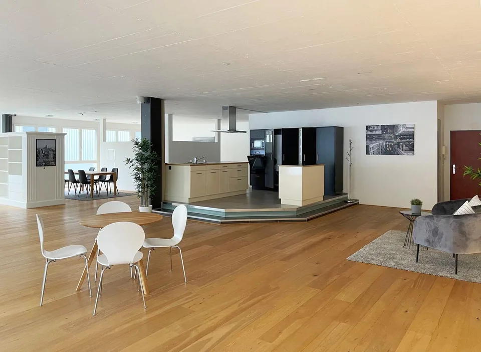 Helle Büro-/Gewerbefläche mit Sitzungszimmer, Küche und Nasszelle