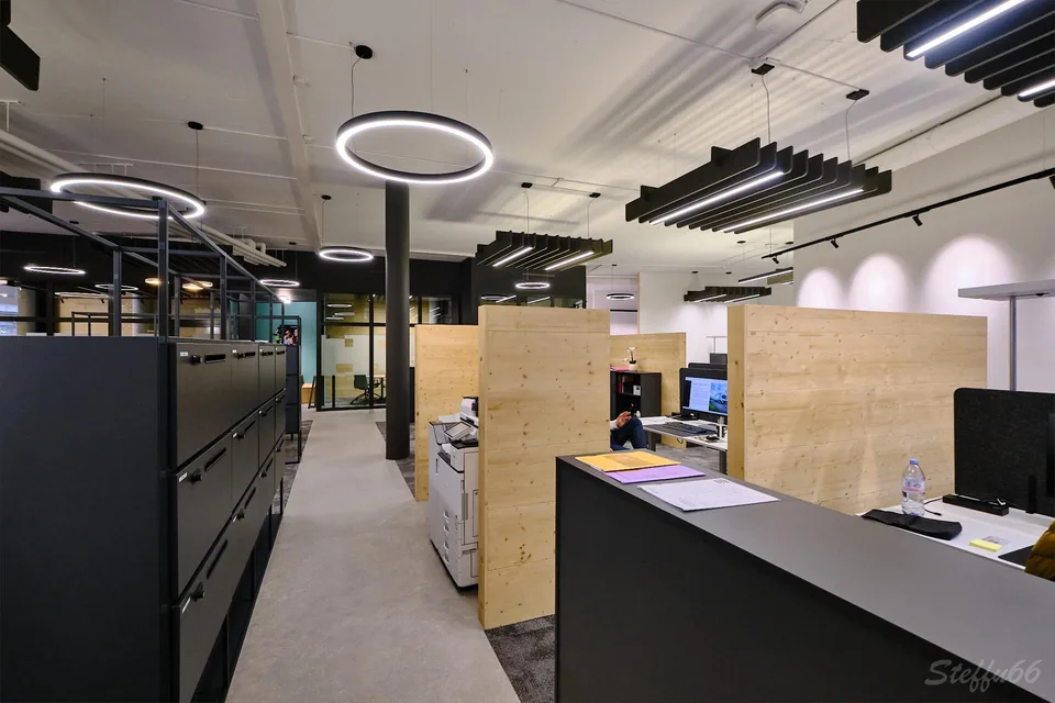 Vielseitig nutzbare Gewerbe- oder Bürofläche mit Schaufenster