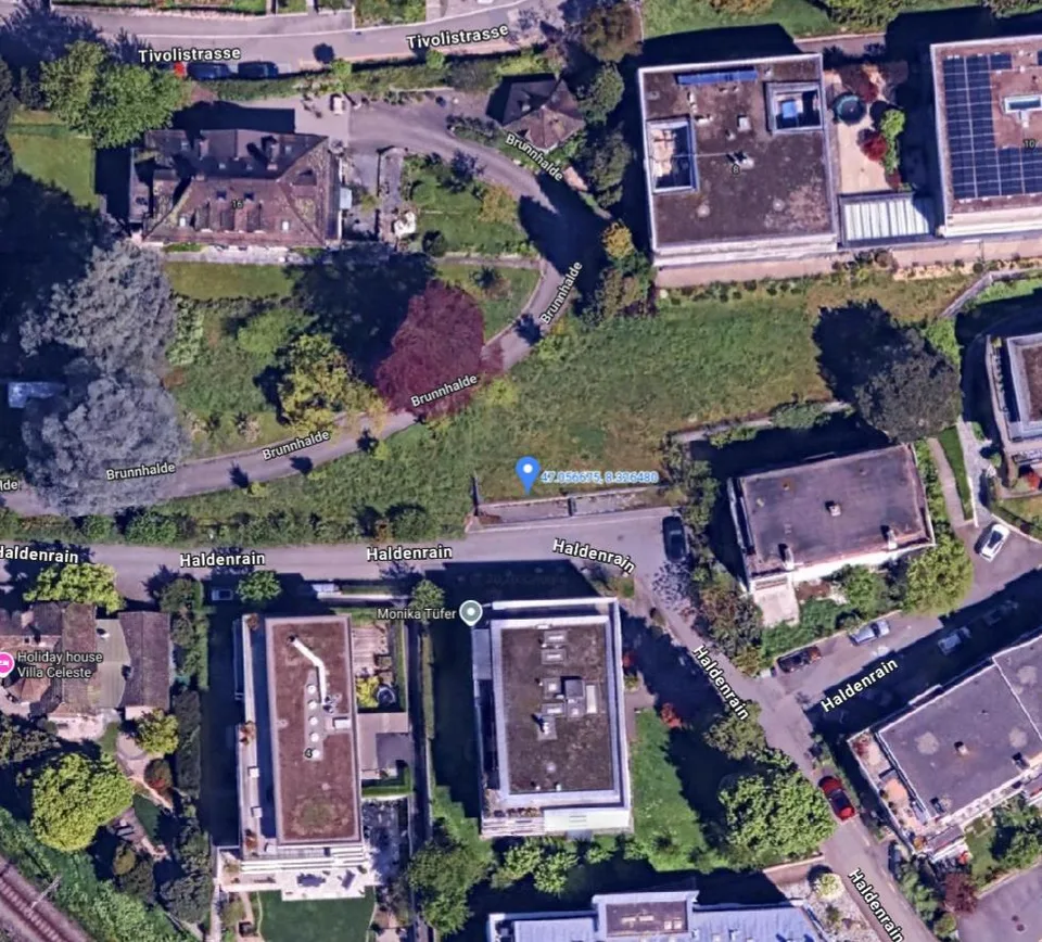 Gedeckter Parkplatz