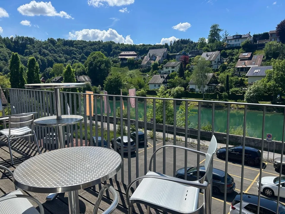 Am Aarestrand kommt man gerne zur Arbeit!