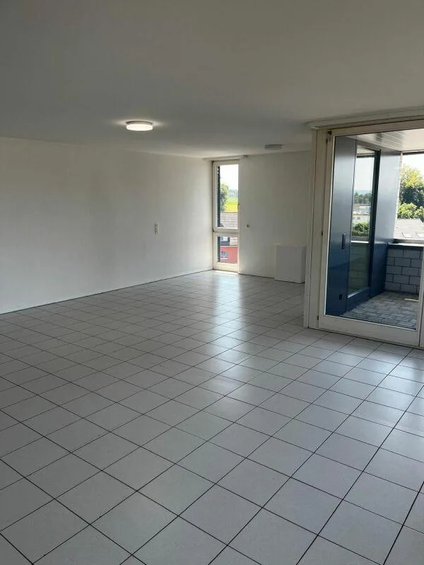 Helles Büro mit eigenem Balkon und WC