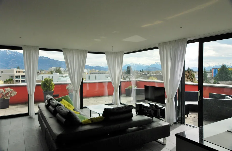 Exklusive Attikawohnung mit grosser Terrasse und traumhafter Bergsicht