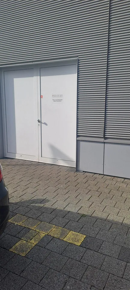 an ausgezeichneter Passantenlage - ausgebautes, modernes Ladenlokal