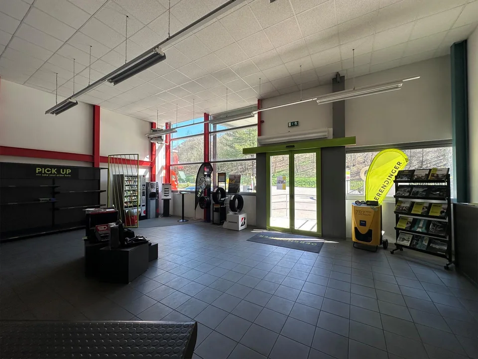 Ampia superficie commerciale e logistica in posizione strategica