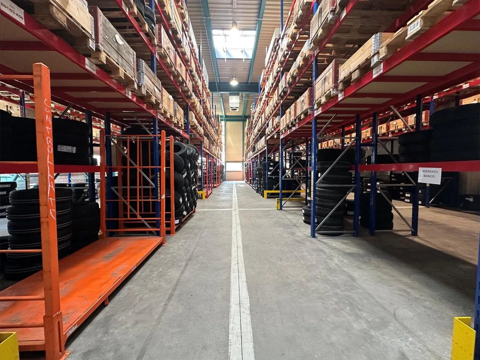 Ampia superficie commerciale e logistica in posizione strategica – foto 10 di 15