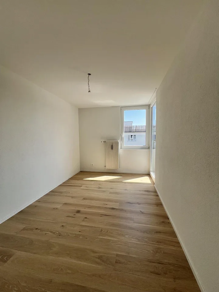 Schöne, renovierte 4.5-Zimmer-Wohnung mit Balkon – Foto 9 von 13
