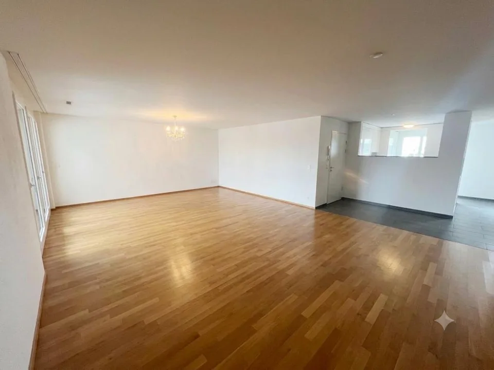 Grosszügige, lichtdurchflutete 4.5-Zimmerwohnung an zentraler Lage