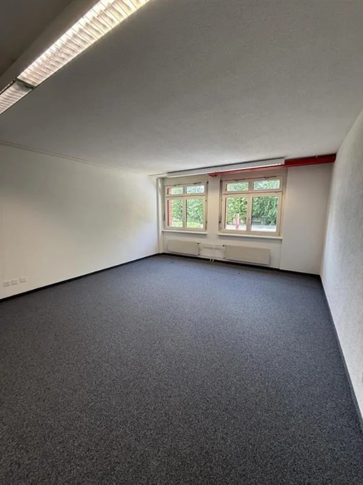 Helle Büro- oder Gewerbefläche mit 32 m² in Rümlang