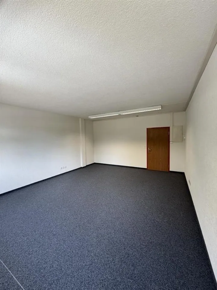 Helle Büro- oder Gewerbefläche mit 32 m² in Rümlang