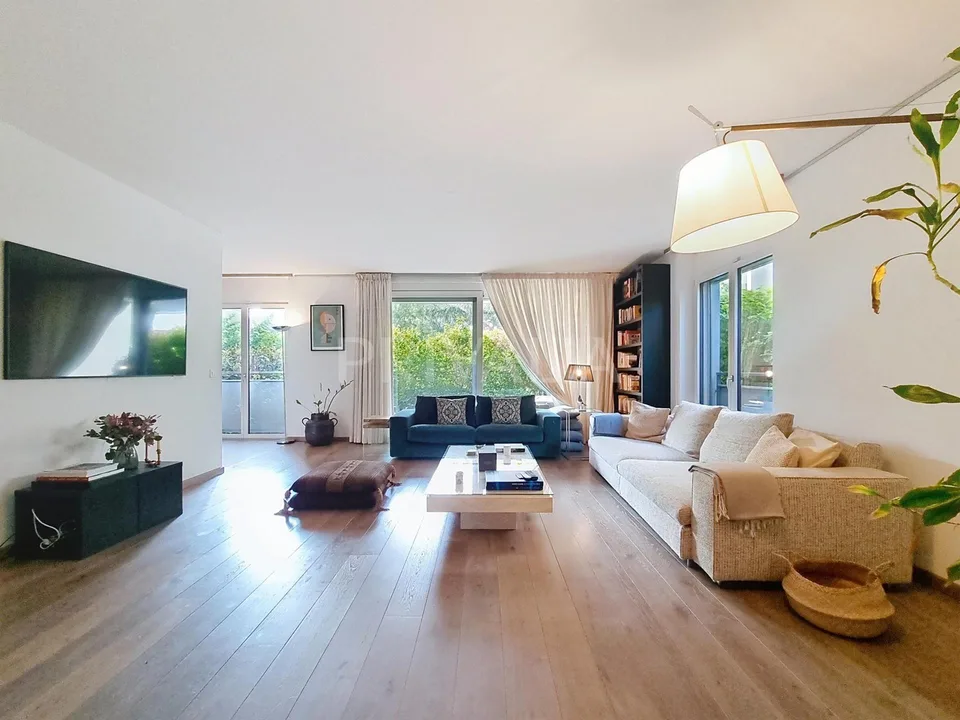 Bel appartement contemporain meublé en rez-de-chaussée avec terrasses