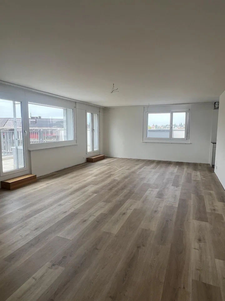 Komplett sanierte Attikawohnung mit grosszügiger Terrasse