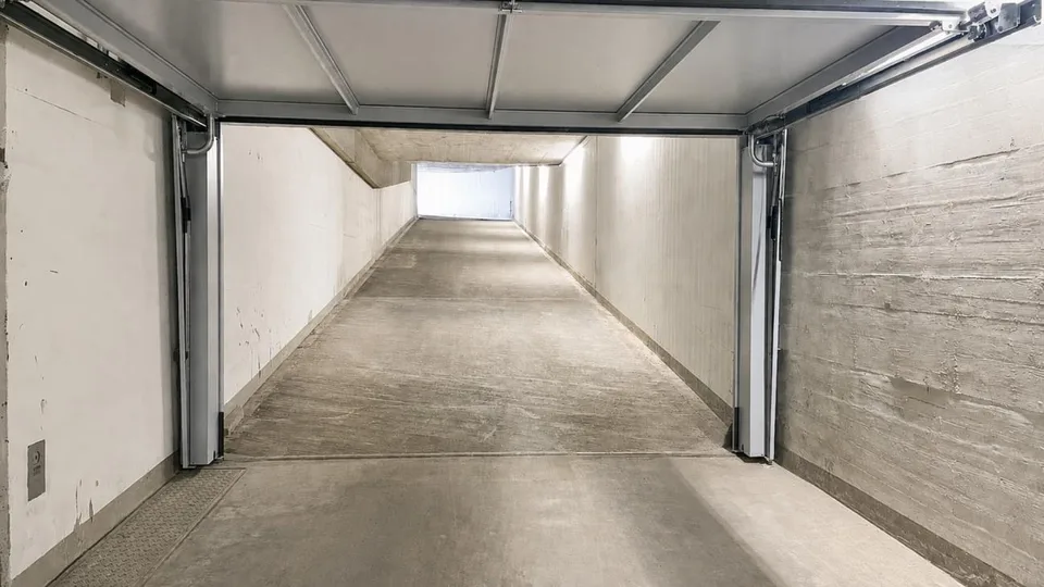 Einstellhallenplätze für Autos und Motorräder zu vermieten